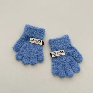 Gants tricotés en peluche bleue pour enfants avec joli label chat et doigts séparés.