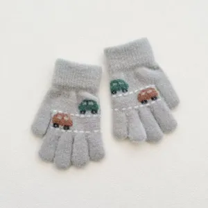Vue detaillee de gants pour enfants gris avec motif de petites voitures.