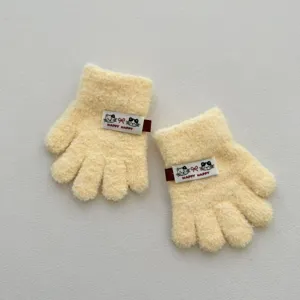 Gros plan du joli patch chat sur les gants tricotés duveteux pour enfants.