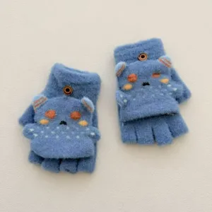 Gros plan détail de gants tricotés mignons de dessin animé demi-doigts, gants chauds d'hiver.