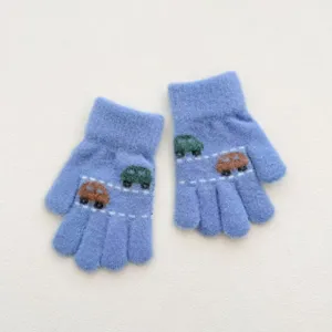 Vue détaillée de gants tricotés à cinq doigts pour enfants motif de voiture mignonne
