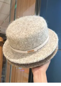 Detailansicht des stylischen Damen Woll Flachhut mit Lederband fur Herbst und Winter.