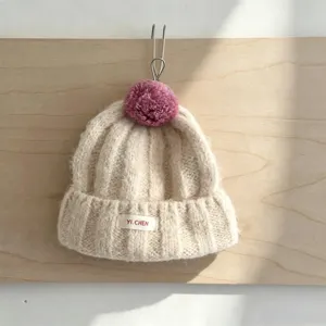 Bonnet en tricot mignon pour enfants avec pompon, chapeau d'hiver chaud et confortable.