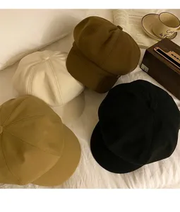 Vue détaillée des bérets octogonaux de style britannique rétro pour l'automne et l'hiver.