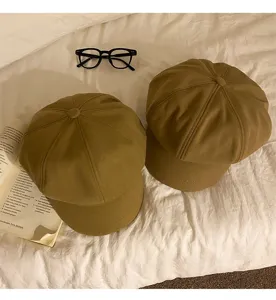 Vue détaillée de casquette gavroche octogonale kaki, style chapeau en laine rétro automne.