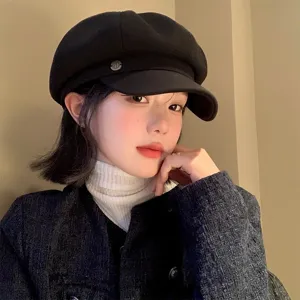 Casquette gavroche noire femme, béret octogonal rétro vintage, élégant mode automne hiver.