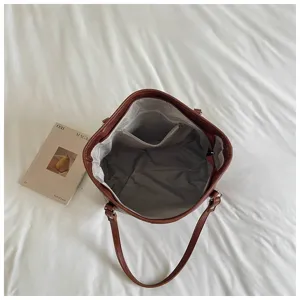 Bruine waxlederen tote bag voor dames, grote schoudertas met binnenvak met ritssluiting.