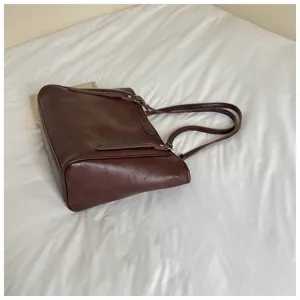 Donkerbruine oliewas lederen shopper in Koreaanse stijl, casual grote schoudertas detail.