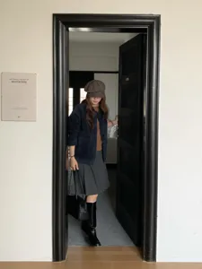 Detailansicht der braunen Pünktchen Newsboy Mütze, stilvolle Retro Herbst Winter Damenmütze.