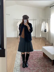 Detailansicht der koreanischen gepunkteten Schiebermütze, ideal für herbstliche und winterliche Looks.