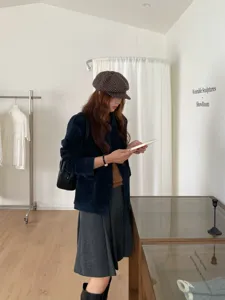 Koreanische Retro-Punkte-Newsboy-Mütze im Detail, präsentiert im gemütlichen Showroom.