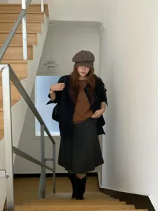Detaillierte Nahaufnahme der braunen Polka-Dot-Newsboy-Mütze im klassischen Retro-Stil.