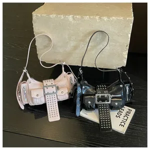 Punk stijl motor schoudertas met meerdere zakken en metalen klinknagels voor dames.