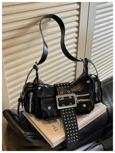 Zwarte punk stijl motor schoudertas detailweergave met metalen klinknagels en zakken.