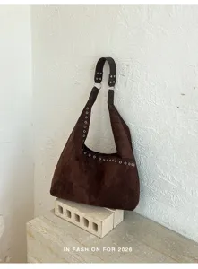 Retro braune Wildleder Umhängetasche für Damen, große Achseltasche mit Metallösen.