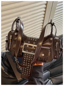 Donkerbruine lakleer motorfiets schoudertas met punk klinknagels en grote gesp detail.