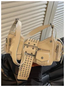 Dames punk stijl motor schoudertas, Y2K grunge ontwerp met meerdere ritsen en stoere klinknagels.