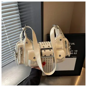 Punk stijl dames schoudertas, witte PU lederen motorfiets handtas met veel zakken klinknagels.