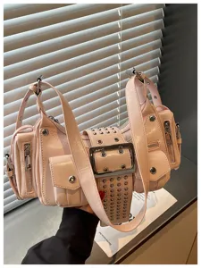 Roze punk motorhandtas detail met metalen klinknagels, gespen en meerdere ritsvakken.