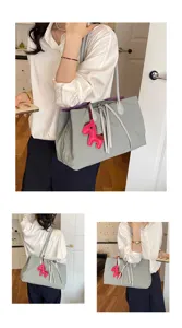 Grijze nylon shopper tas met paarse voering, kwast rits en roze paard hangend accessoire.