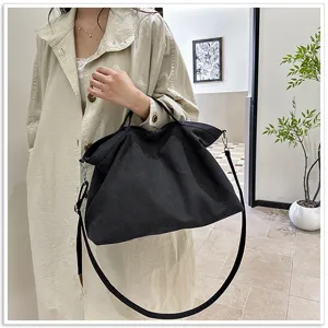 Zwarte canvas shopper met schouderriem, grote casual handtas voor forenzen en dagelijks gebruik.
