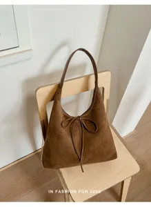 Bruine suède schoudertas voor dames, grote shopper voor woon-werkverkeer en casual okseltas.