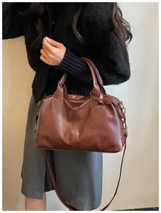 Gedetailleerd overzicht van de vintage olie-was lederen Boston tas, textuur en hardware.
