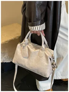 Gedetailleerd overzicht van de vintage oliewaslederen Boston-handtas met textuur en hardware.