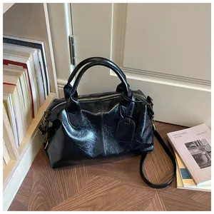 Gedetailleerd overzicht van de zwarte vintage olieleer Boston handtas met zijn mooie textuur.