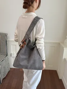 Grote schoudertas van synthetisch suède voor dames, casual tote bag met brede riem en hanger.