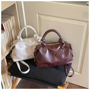 Detailweergave van vintage olie wasleer Boston handtas, casual schoudertas tote tas voor dames.