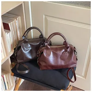 Retro olie wax lederen Boston handtas met schouderriem, grote capaciteit tas detail.