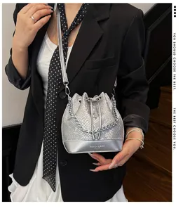 Zilveren slangenprint emmertas met ketting riem modieuze schoudertas voor dames trend