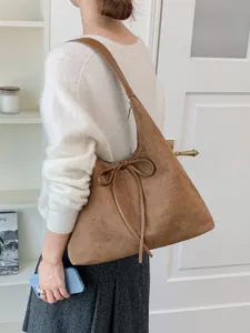 Bruine suède schoudertas voor dames, grote casual hobo shopper tas met mooie strik.