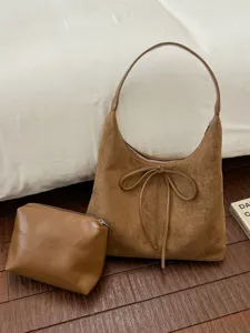 Bruine suède schoudertas voor dames, grote shopper en casual hobo tas met handig klein etui.