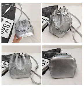 Zilveren slangenprint emmertas met metalen ketting, stijlvolle schoudertas voor dames.