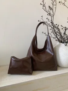Bruine PU leer hobo schoudertas en etui detailweergave met gladde textuur en grote capaciteit.