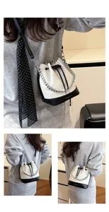 Retro slangenprint emmertas met ketting en trekkoord sluiting voor dames stijlvol