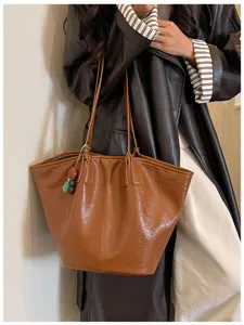 Gedetailleerd uitzicht op bruine PU lederen tote bag voor dames, retro casual schoudertas.