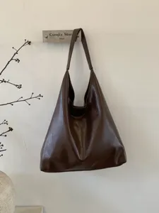 Donkerbruine PU leren schoudertas, minimalistisch slouchy hobo tote ontwerp voor dagelijks gebruik.