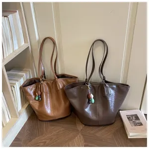Gedetailleerd overzicht van grote vintage PU lederen schoudertas shopper in bruin en donkergrijs.
