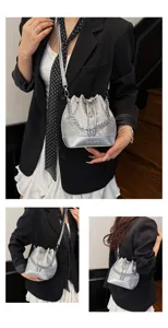 Stijlvolle zilveren slangenprint emmertas met ketting, chique schoudertas voor dames.