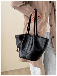 Vintage oil-wax leather tote bag for women, large capacity casual shoulder bucket bag.