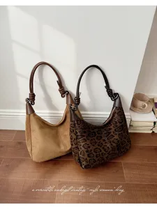 Gedetailleerd overzicht van veelzijdige dames schoudertas met luipaardprint en suède.