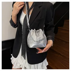 Zilveren bucket bag met slangenprint en metalen kettingriem, stijlvolle damestas.
