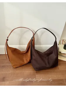 Gedetailleerd close-upoverzicht van de vintage suède hobo schoudertassen in bruin.