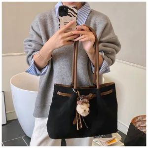 Zwarte suède tote shopper tas voor dames grote schoudertas met schattige berenhanger.