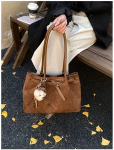 Retro bruine suède shopper tas met schattige berenhanger, grote casual schoudertas voor dames.