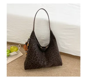 Nahaufnahmen der Damen Leopardenmuster Schultertasche, die das stylische Design zeigen.
