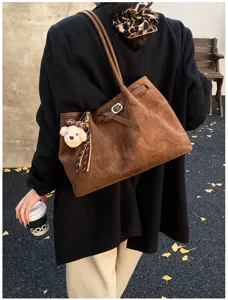 Retro bruine suède shopper, grote schoudertas met schattige berenhanger voor vrouwen.